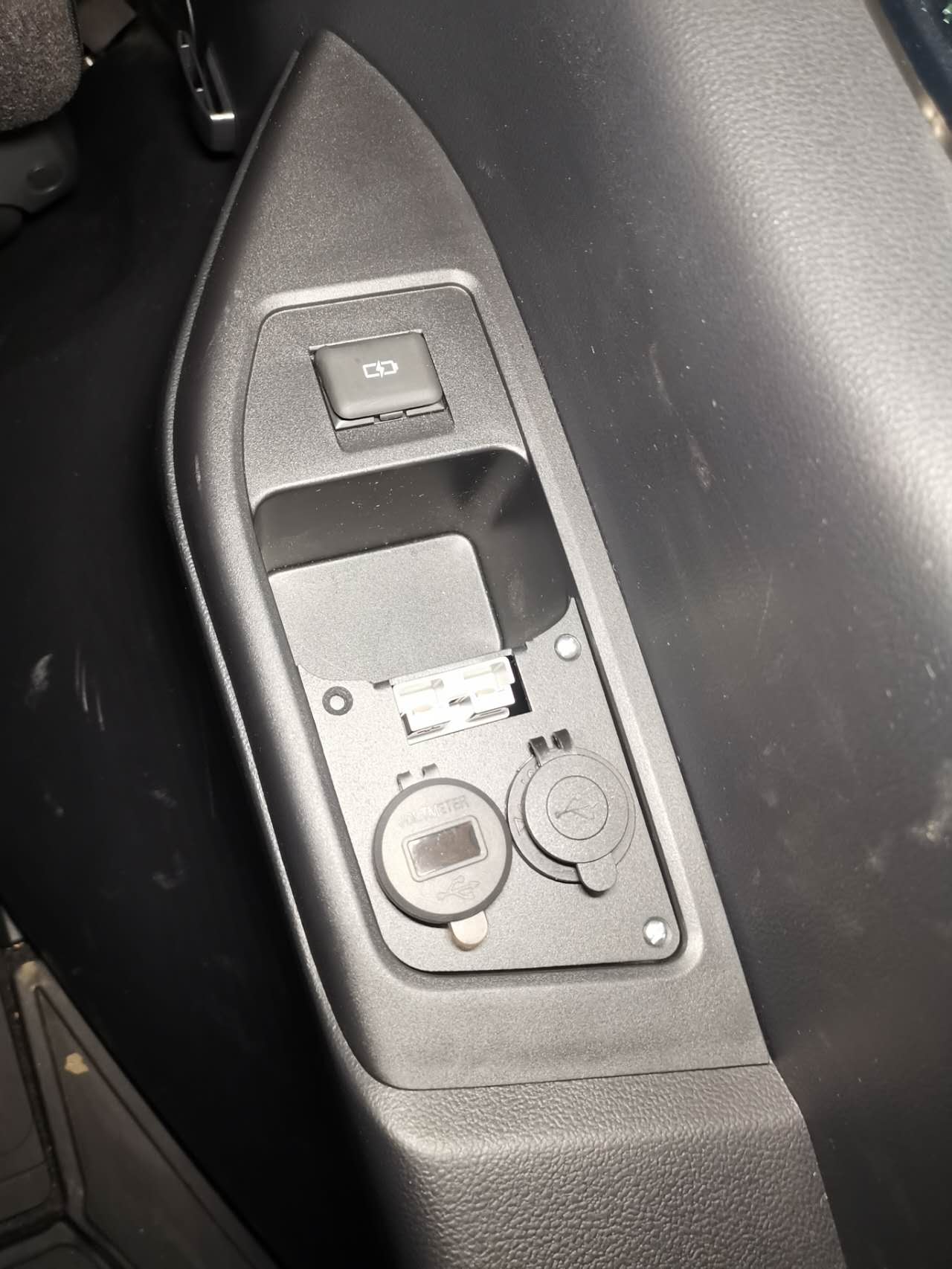 Power sockets at left / right 3rd row cupholders in rear boot for Toyota LandCruiser 300